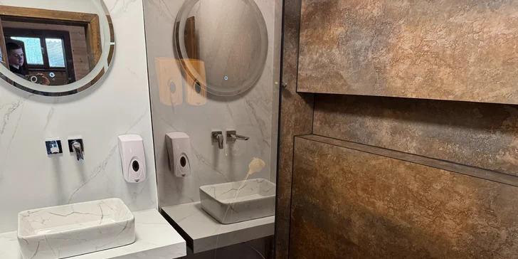 Komfortné apartmány priamo na pláži pri Vranovskej priehrade: krytá terasa, člnky aj vonkajší bazén