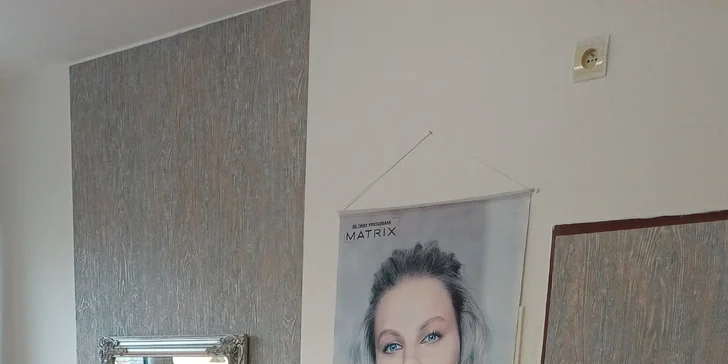 Ošetrujúci strih vyhrievanými nožnicami The Carecut s regeneračnou kúrou v salóne Moni