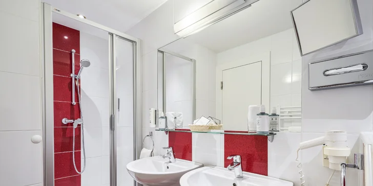 Hotel na brehu Wolfgangsee: plávajúca vírivka, bazény aj sauny, raňajky a štvorchodová večera