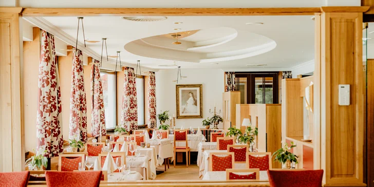 Hotel na brehu Wolfgangsee: plávajúca vírivka, bazény aj sauny, raňajky a štvorchodová večera