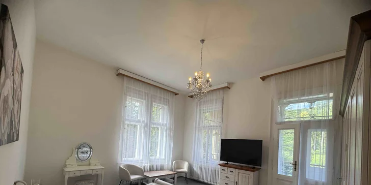 Historická Vládna vila v Luhačoviciach: pobyt s raňajkami v samotnom centre kúpeľov