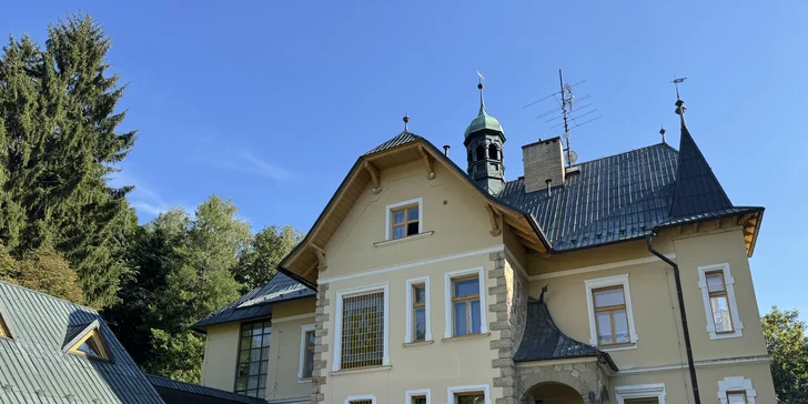 Historická Vládna vila v Luhačoviciach: pobyt s raňajkami v samotnom centre kúpeľov