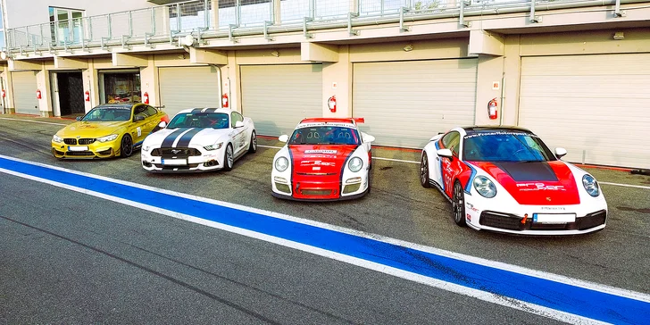 Zážitková jazda na okruhu SLOVAKIA RING: za volantom alebo ako spolujazdec v štyroch nadupaných vozidlách