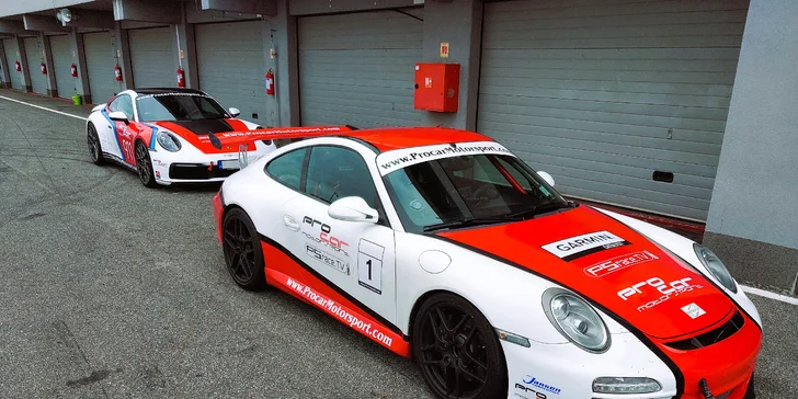 Zážitková jazda na okruhu SLOVAKIA RING: za volantom alebo ako spolujazdec v štyroch nadupaných vozidlách