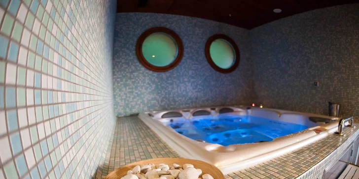 Horský relax pod Lysou horou: raňajky, bazén s vírivkou a bowling alebo privátne wellness
