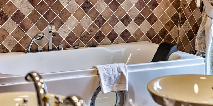 Rozprávková romantika v Chateau Zbiroh: večera v krčme, wellness a prehliadka zámku