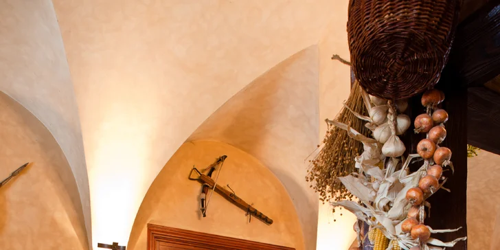 Rozprávková romantika v Chateau Zbiroh: večera v krčme, wellness a prehliadka zámku