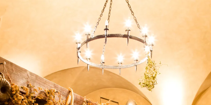 Rozprávková romantika v Chateau Zbiroh: večera v krčme, wellness a prehliadka zámku