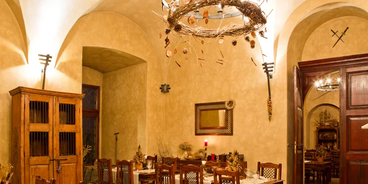 Rozprávková romantika v Chateau Zbiroh: večera v krčme, wellness a prehliadka zámku