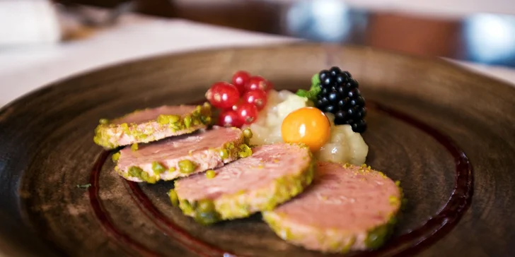 Rozprávková romantika v Chateau Zbiroh: večera v krčme, wellness a prehliadka zámku