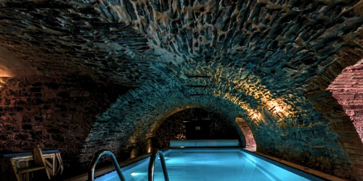 Rozprávková romantika v Chateau Zbiroh: večera v krčme, wellness a prehliadka zámku