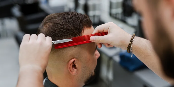 Barberské služby: strih, úprava brady, depilácia uší aj kompletná starostlivosť s masážou hlavy a darčekom