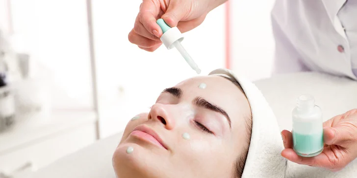 Kozmetické ošetrenia pre čistú a mladistvú pleť: Hollywood Carbon Peel tváre a krku alebo rádiofrekvencia s kompletným čístením pleti