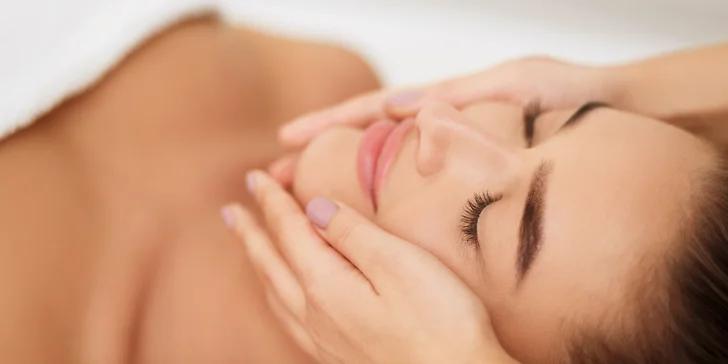 Kozmetické ošetrenia pre čistú a mladistvú pleť: Hollywood Carbon Peel tváre a krku alebo rádiofrekvencia s kompletným čístením pleti