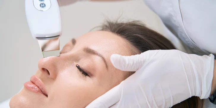 Kozmetické ošetrenia pre čistú a mladistvú pleť: Hollywood Carbon Peel tváre a krku alebo rádiofrekvencia s kompletným čístením pleti