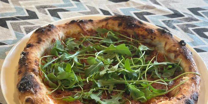 Pizza podľa tradičnej talianskej receptúry, v dvoch veľkostiach