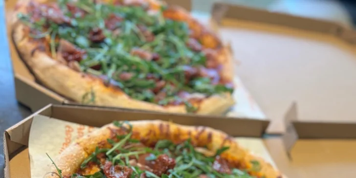 Pizza podľa tradičnej talianskej receptúry, v dvoch veľkostiach