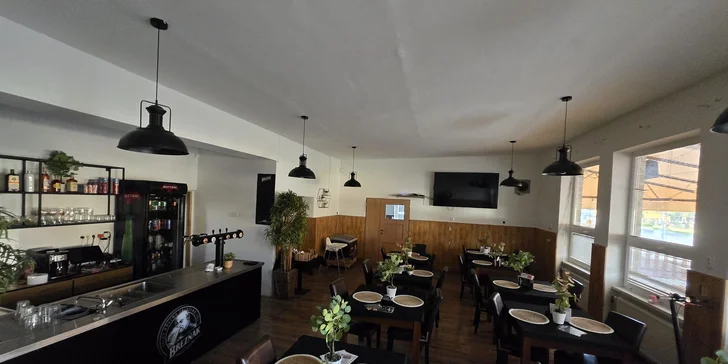 Pizza podľa tradičnej talianskej receptúry, v dvoch veľkostiach