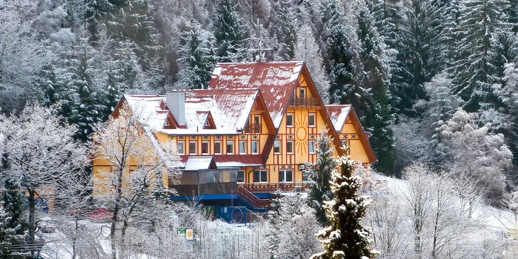 Horský relax pod Lysou horou: raňajky, bazén s vírivkou a bowling alebo privátne wellness