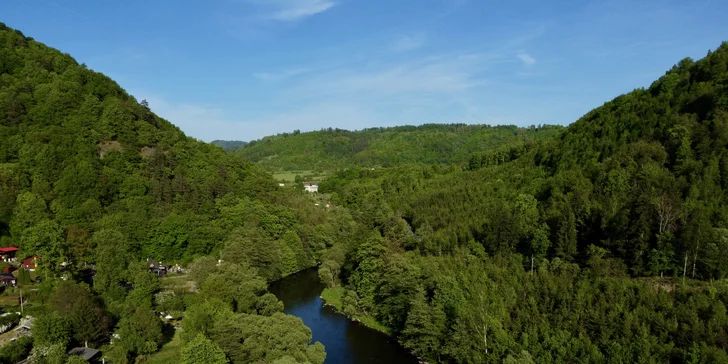 Plne vybavený tiny house na brehu rieky Ohře: terasa s grilom aj ohniskom