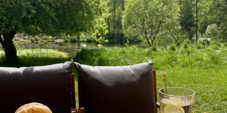 Plne vybavený tiny house na brehu rieky Ohře: terasa s grilom aj ohniskom