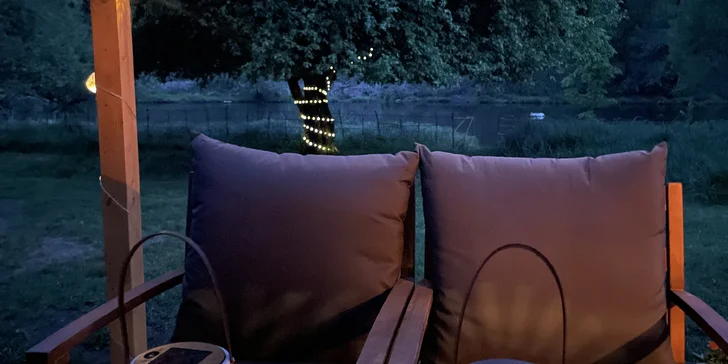 Plne vybavený tiny house na brehu rieky Ohře: terasa s grilom aj ohniskom