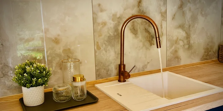 Plne vybavený tiny house na brehu rieky Ohře: terasa s grilom aj ohniskom