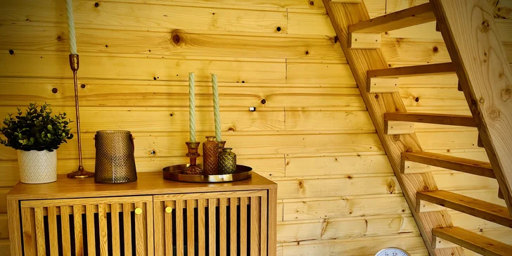 Plne vybavený tiny house na brehu rieky Ohře: terasa s grilom aj ohniskom