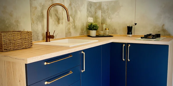 Plne vybavený tiny house na brehu rieky Ohře: terasa s grilom aj ohniskom