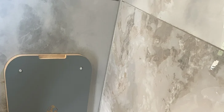 Plne vybavený tiny house na brehu rieky Ohře: terasa s grilom aj ohniskom