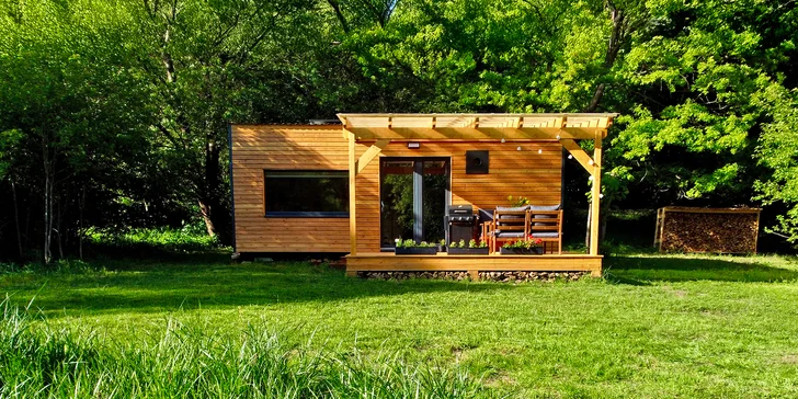 Plne vybavený tiny house na brehu rieky Ohře: terasa s grilom aj ohniskom