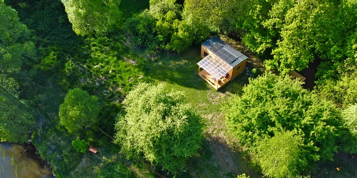 Plne vybavený tiny house na brehu rieky Ohře: terasa s grilom aj ohniskom
