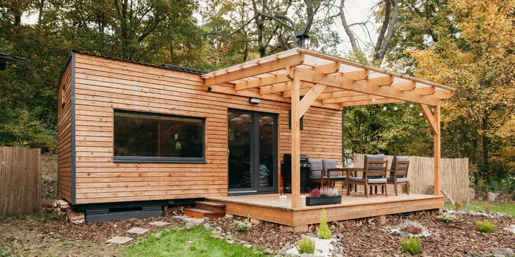 Plne vybavený tiny house na brehu rieky Ohře: terasa s grilom aj ohniskom