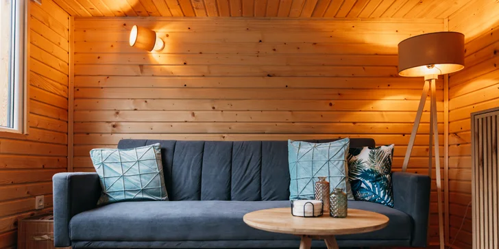 Plne vybavený tiny house na brehu rieky Ohře: terasa s grilom aj ohniskom