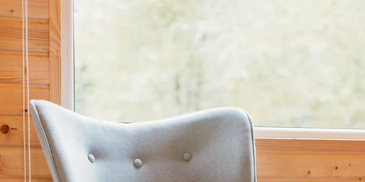 Plne vybavený tiny house na brehu rieky Ohře: terasa s grilom aj ohniskom