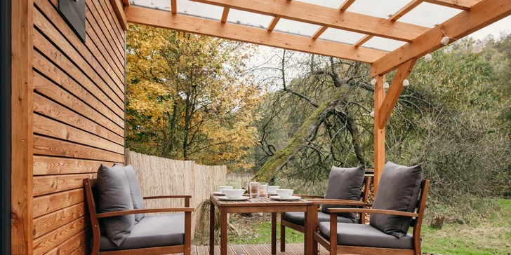 Plne vybavený tiny house na brehu rieky Ohře: terasa s grilom aj ohniskom