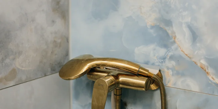 Plne vybavený tiny house na brehu rieky Ohře: terasa s grilom aj ohniskom