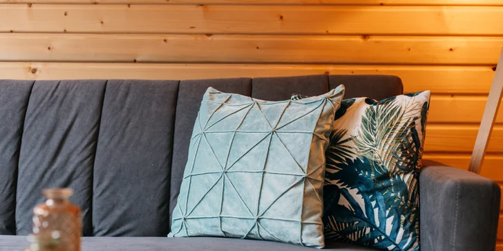 Plne vybavený tiny house na brehu rieky Ohře: terasa s grilom aj ohniskom