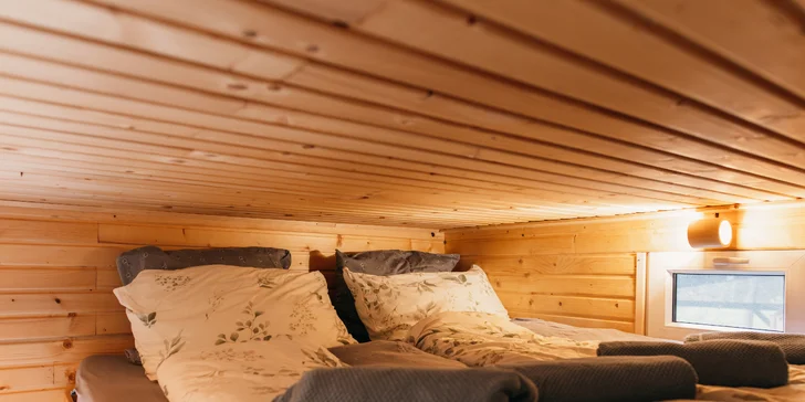 Plne vybavený tiny house na brehu rieky Ohře: terasa s grilom aj ohniskom