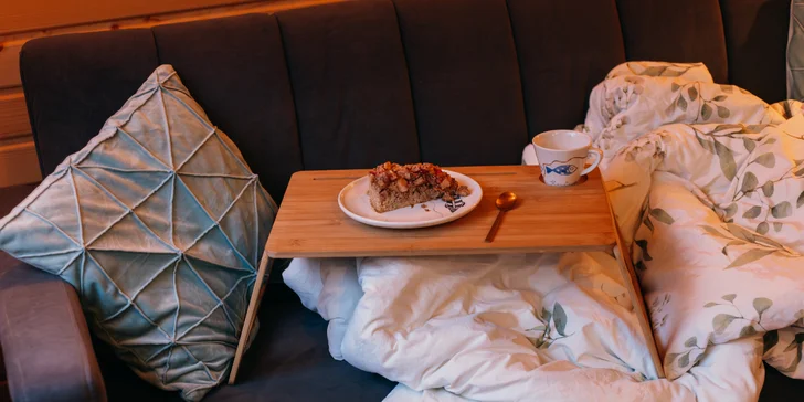 Plne vybavený tiny house na brehu rieky Ohře: terasa s grilom aj ohniskom