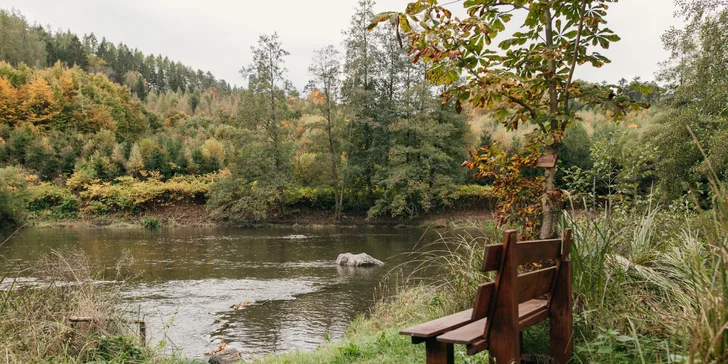 Plne vybavený tiny house na brehu rieky Ohře: terasa s grilom aj ohniskom