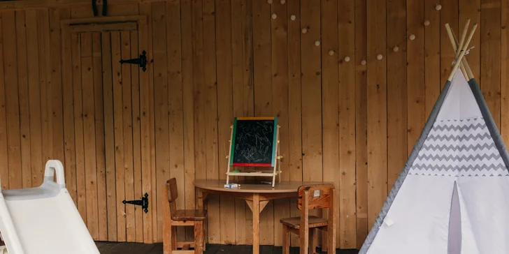 Plne vybavený tiny house na brehu rieky Ohře: terasa s grilom aj ohniskom