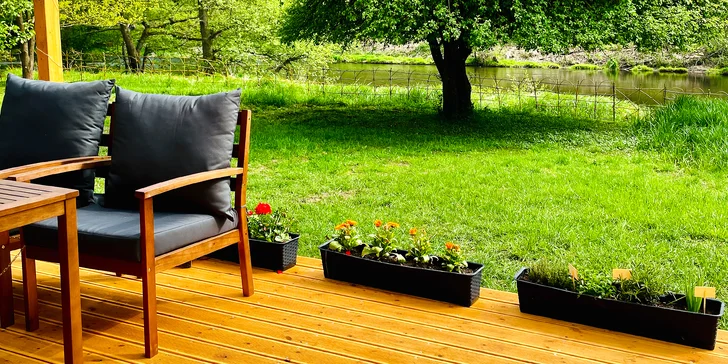 Plne vybavený tiny house na brehu rieky Ohře: terasa s grilom aj ohniskom