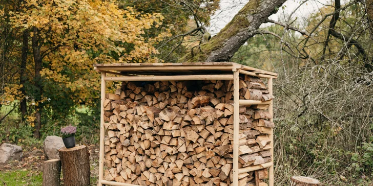 Plne vybavený tiny house na brehu rieky Ohře: terasa s grilom aj ohniskom