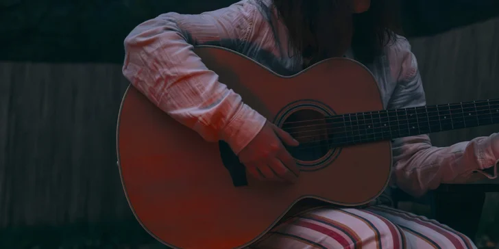 Plne vybavený tiny house na brehu rieky Ohře: terasa s grilom aj ohniskom