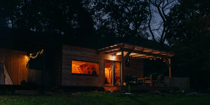 Plne vybavený tiny house na brehu rieky Ohře: terasa s grilom aj ohniskom