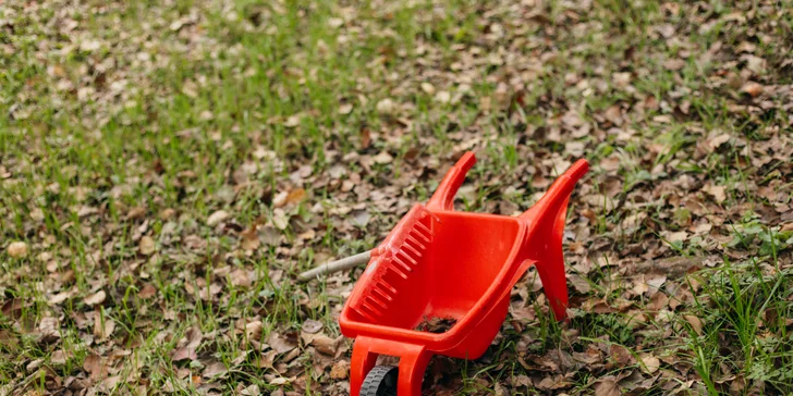 Plne vybavený tiny house na brehu rieky Ohře: terasa s grilom aj ohniskom