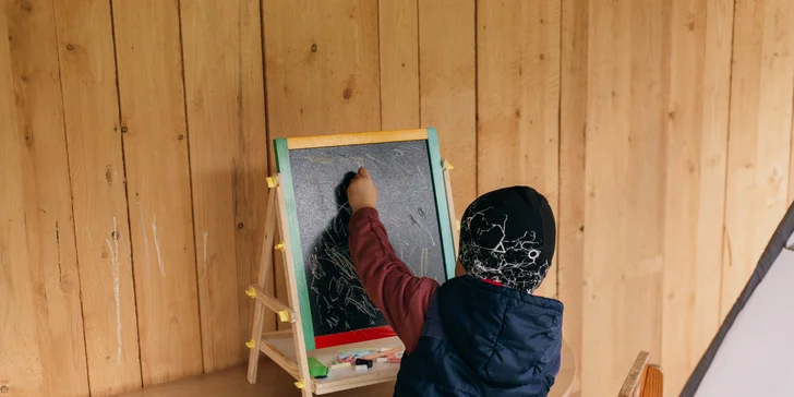 Plne vybavený tiny house na brehu rieky Ohře: terasa s grilom aj ohniskom