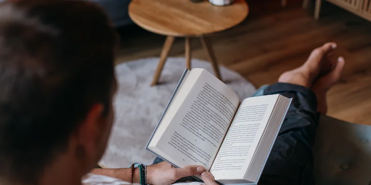 Plne vybavený tiny house na brehu rieky Ohře: terasa s grilom aj ohniskom