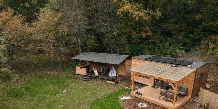 Plne vybavený tiny house na brehu rieky Ohře: terasa s grilom aj ohniskom